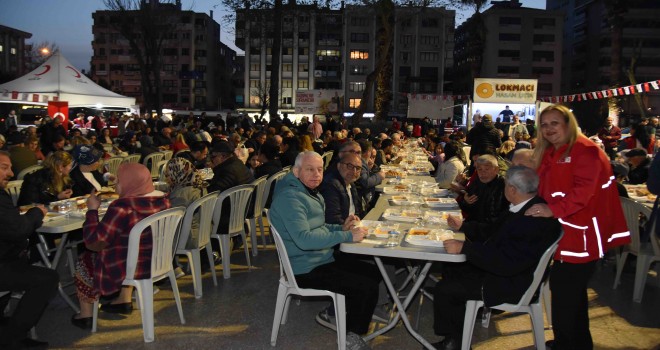 İki bin kişi ''Merhamet Çınarı''nın altında iftar açtı