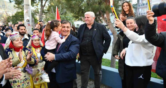 Cemil Tugay, Bornova Altındağ'da seçmenle buluştu