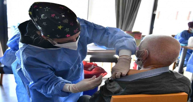 İzmir Büyükşehir Belediyesi Sosyal Yaşam Kampüsü’nde ilk doz aşılar yapıldı