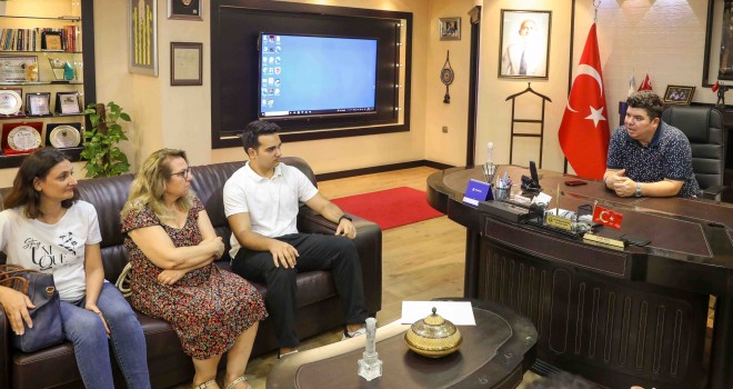 Başkan Kılıç, Türkiye derecesi yapan öğrenciyi makamında ağırladı