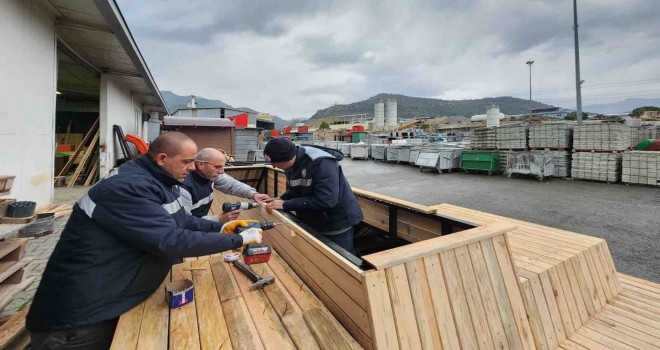Karşıyaka’da ahşap atölyesi fabrika gibi çalışıyor