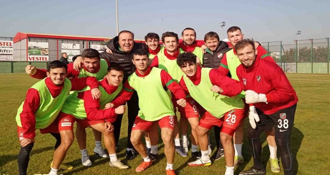 Karşıyaka transferi sürdürecek