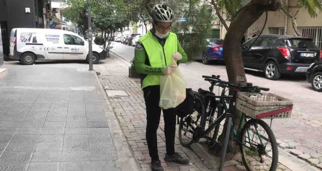 Bisikletli gönüllüler İzmir’de Covid-19 mücadelesine destek veriyor