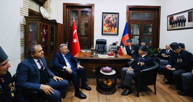 İzmir Valisi Elban ile Kaymakam Demir, Gazileri ziyaret etti