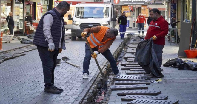 Karşıyaka’da sel riskine karşı çalışmalar sürüyor