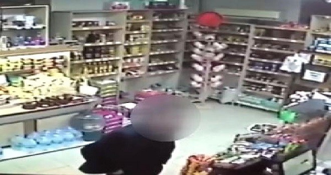 Komşu marketciye tacizde bulunanı tek yumrukla bayılttı