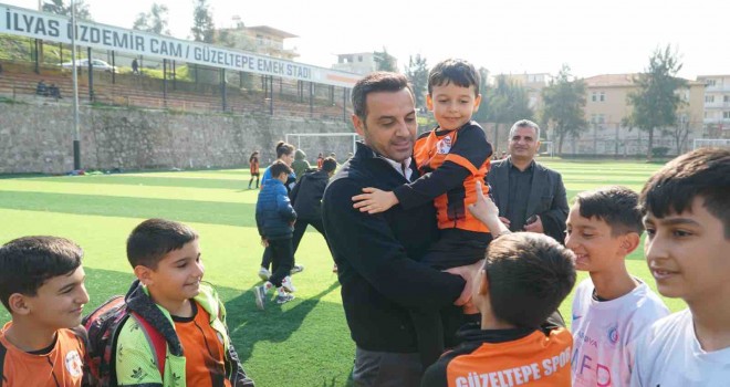 Çiğli’nin minikleriyle top oynadı