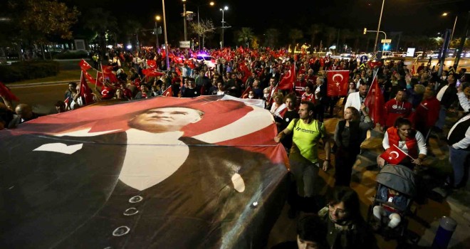 Karşıyakalılar marşlarla Demokrasi Meydanı'na yürüdü