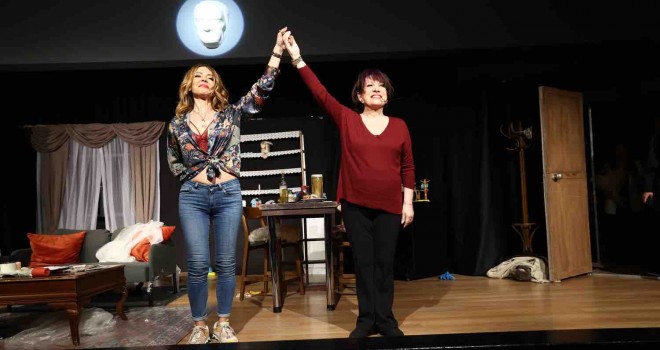 Plastik Aşklar'a ayakta alkış