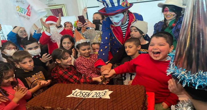 LÖSEV İzmir'den miniklere yılbaşı partisi