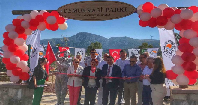 Kurtuluş coşkusu, ''Demokrasi'' ile taçlandı