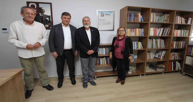 Karşıyakalı çift 3 bin kitap bağışladı