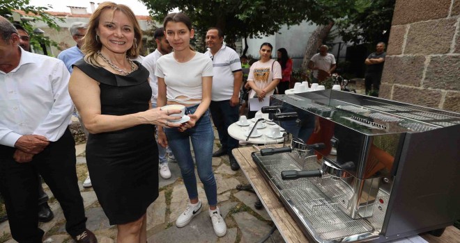 Genç Romanlar barista oldu