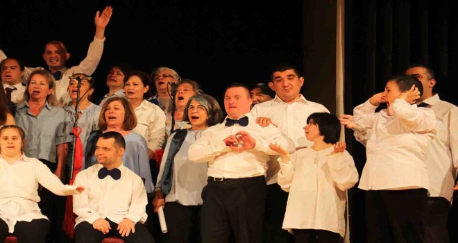 Karşıyaka'da özel bireyler sahne aldı