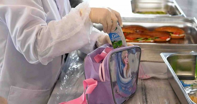 Bayraklı'dan 1000 öğrenciye beslenme desteği