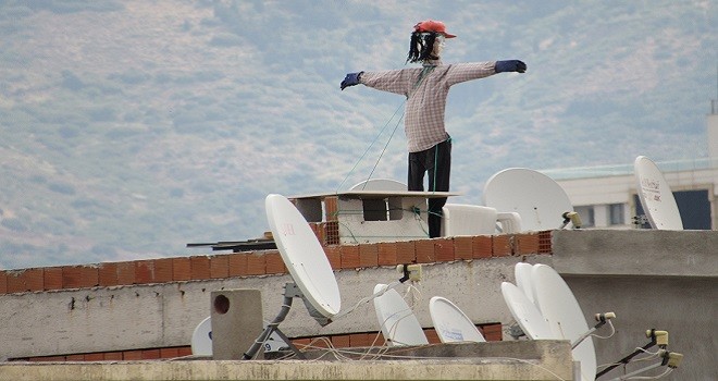 Apartman çatısına dev korkuluk!