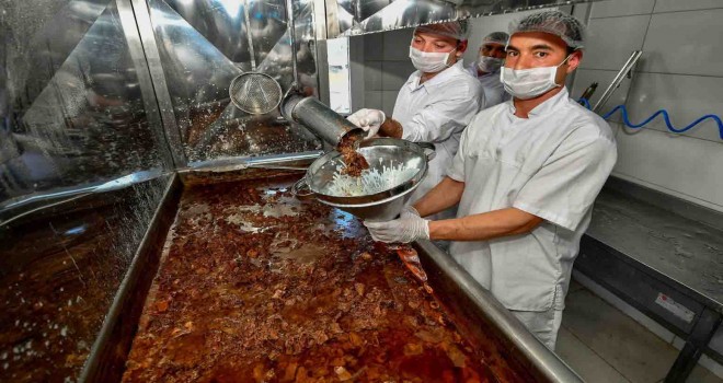 İzmir Büyükşehir gıda paketlerine kavurma da ekledi