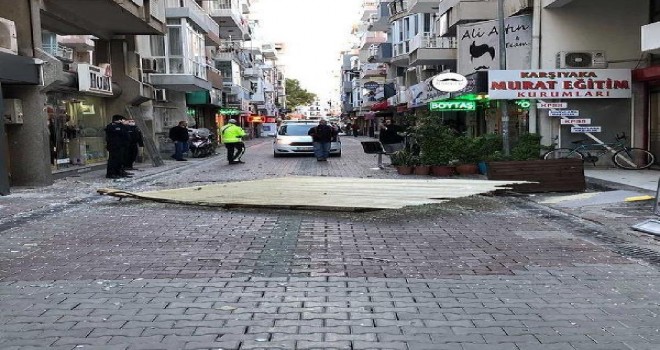 Karşıyaka'da çatı sokağa uçtu...