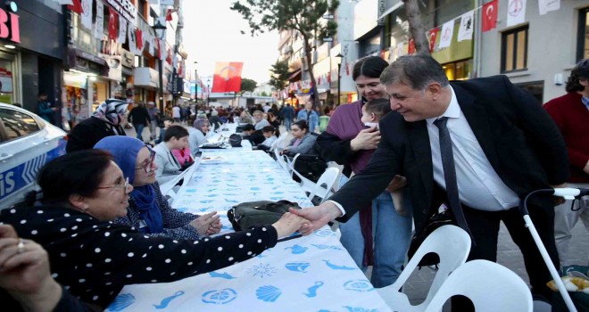 Yenilenen Karşıyaka Çarşısı'nda iftar