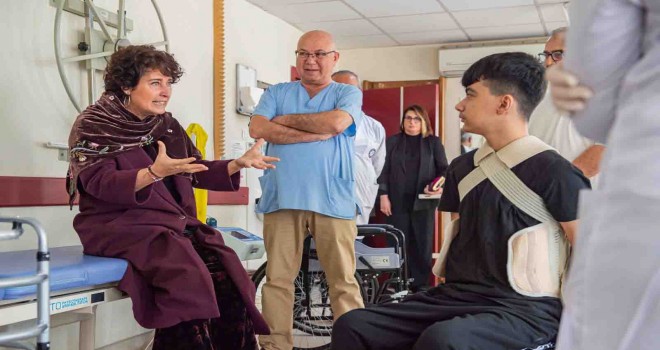 Enkaz altından kurtarılan Osmaniyeli Mustafa ilk adımlarını İzmir’de attı