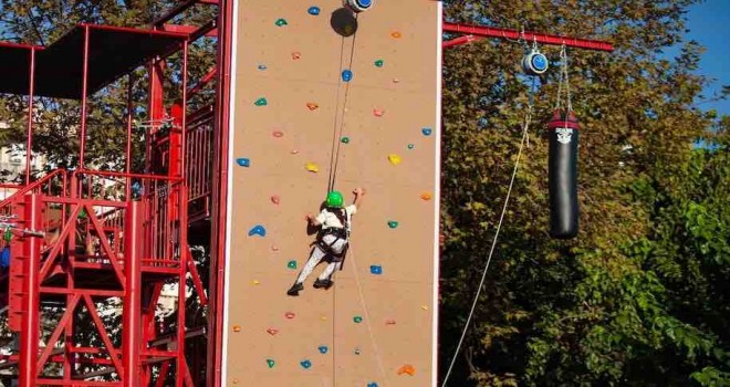 Karşıyaka'da macera parkını büyük ilgi