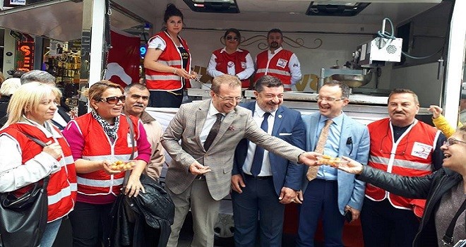 Türk Kızılayı Karşıyaka Şubesi'nden berat kandili için lokma...