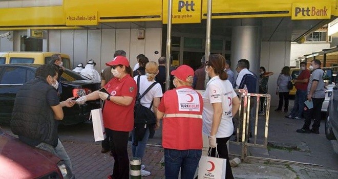 Türk Kızılay Karşıyaka'dan ücretsiz maske...
