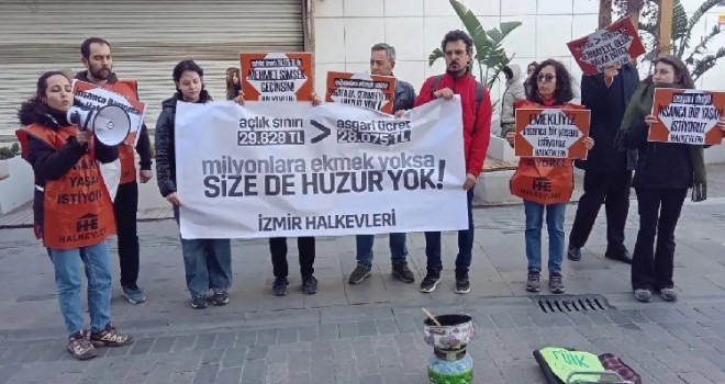 İzmir Halkevleri’nden Karşıyaka'da tencereli, pazar arabalı TÜİK protestosu