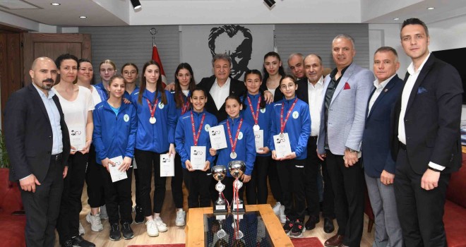 Şampiyon cimnastikçiler kupalarını Başkan İduğ’a getirdi