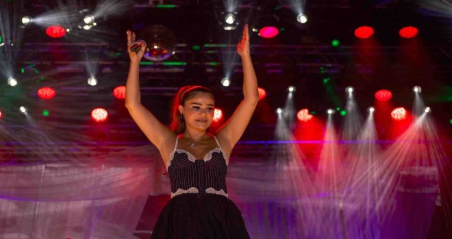 İEF Çim Konserleri’nde Derya Bedavacı sahne aldı