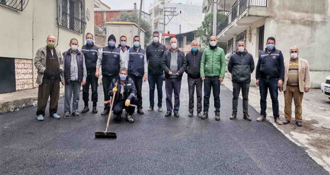 Karabağlar'da boş sokaklarda asfalt atağı