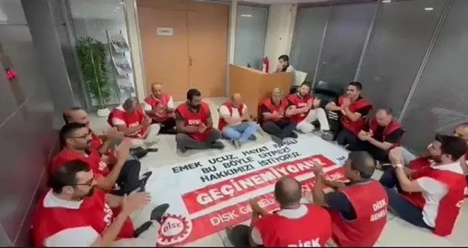 İşçiler Başkan Ünsal'ın odası önünde eylem yaptı