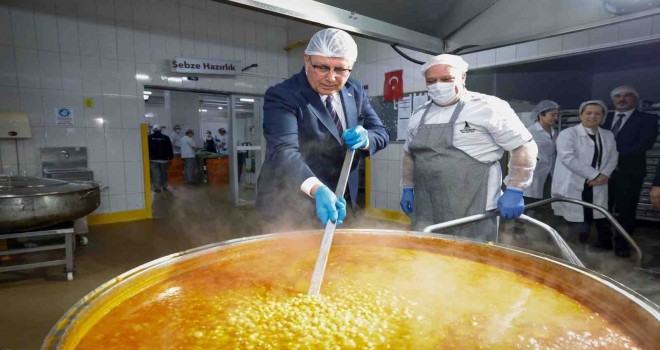Başkan Tugay aşevinde yemek hazırlığına katıldı