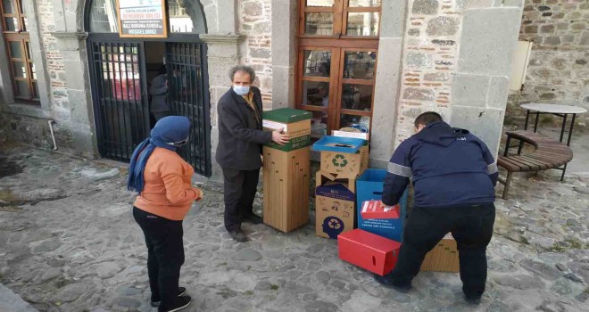 Bergama’da geri dönüşüm kutuları dağıtıldı
