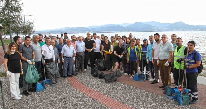 Karşıyaka’da gönüllü gençlerle sahil temizliği