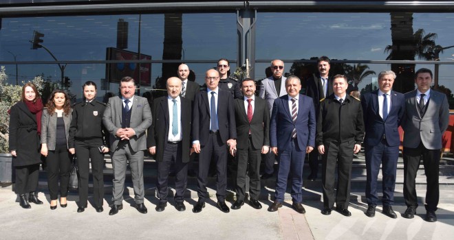 İzmir Büyükşehir Belediyesi'nde daire başkanı olan Üngür’e veda yemeği