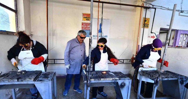 Kadın kaynakçılar iş başında