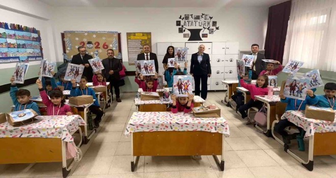 İzmir'de öğrenciler karne sevinci yaşadı