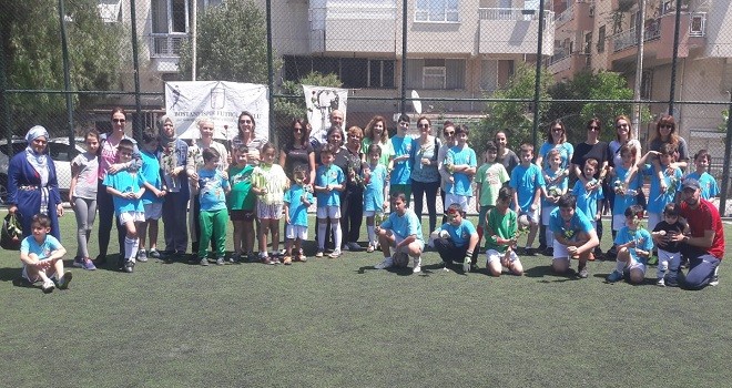 Bostanlıspor futbol alt yapısı anneler gününü sahada kutladı...