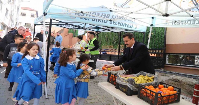 Dikili Belediyesi'nden öğrencilere taze meyve ikramı