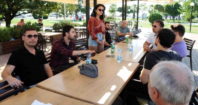 Karşıyakalılar sosyalleşerek, İngilizce öğreniyor