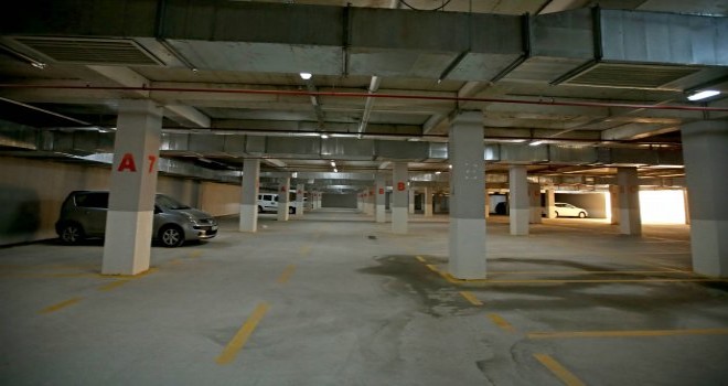 Karşıyaka'da otoparkın merdivenlerinden düşen kişi yaşamını yitirdi