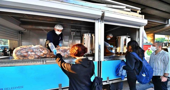 İzmir’de beslenme çantaları İzmir Büyükşehir desteğiyle doluyor