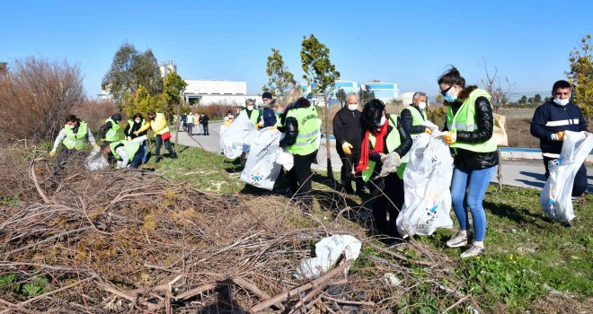 Çiğli’de bahar temizliği kıyı şeridiyle başladı