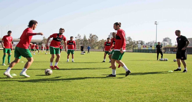 Karşıyaka, Belediye Derincespor'u ağırlıyor