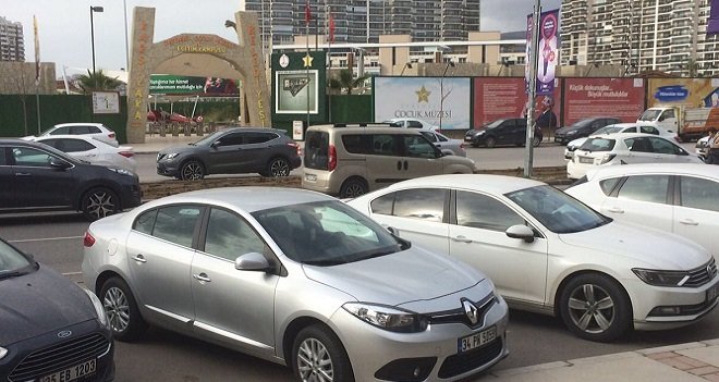 Acilen yaya geçidi yapılmalı..