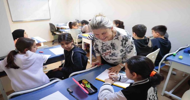 Konak’ta çocuklar hem eğleniyor hem öğreniyor