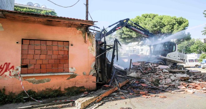 Buca'da metruk bina yıkıldı