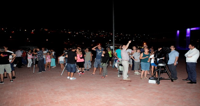 Minderini al, gökyüzünü incelemeye gel