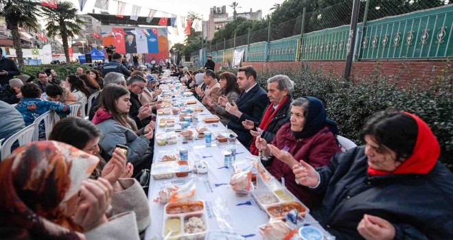 İzmir Büyükşehir iftar sofrasını bu kez Karşıyaka’da kurdu